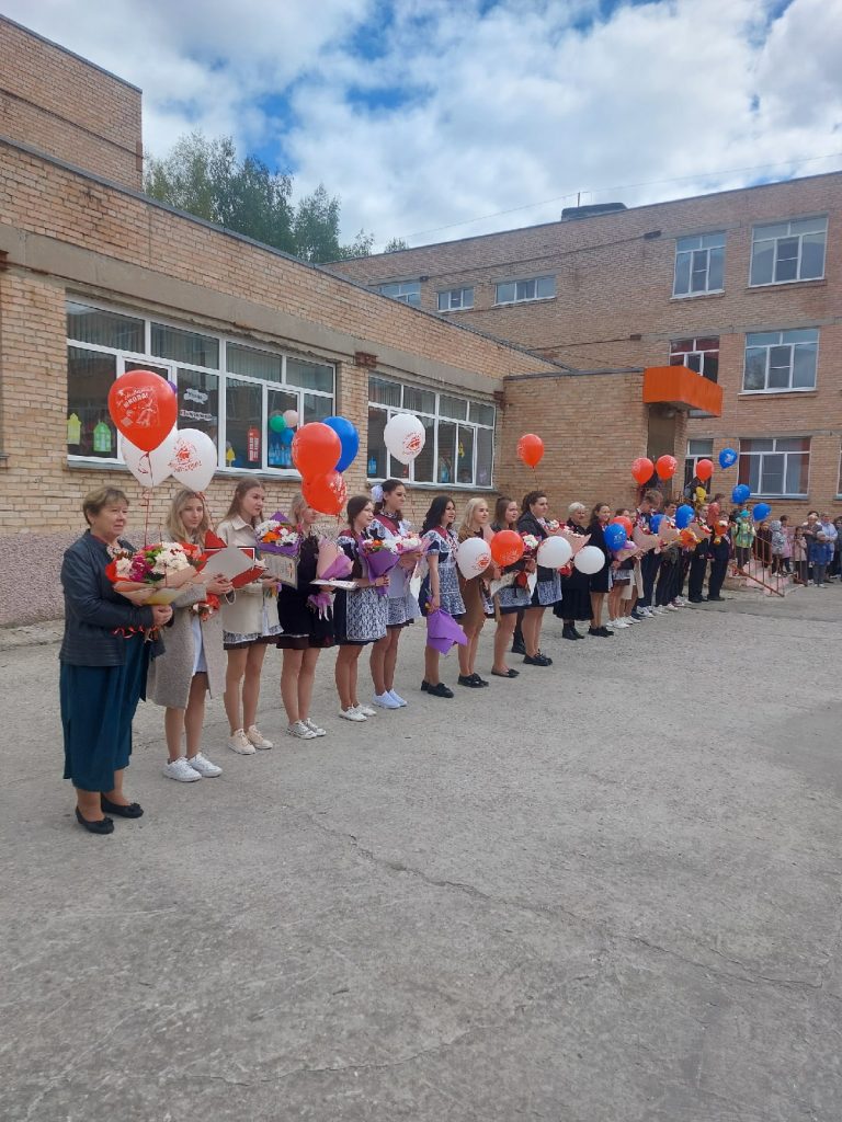 Традиционно 25 мая в школах проходят последние звонки. И в этом году этот  день не стал исключением. В школах Новомичуринска для выпускников 11  классов прозвучал последний звонок! | 25.05.2022 | Новомичуринск -  БезФормата